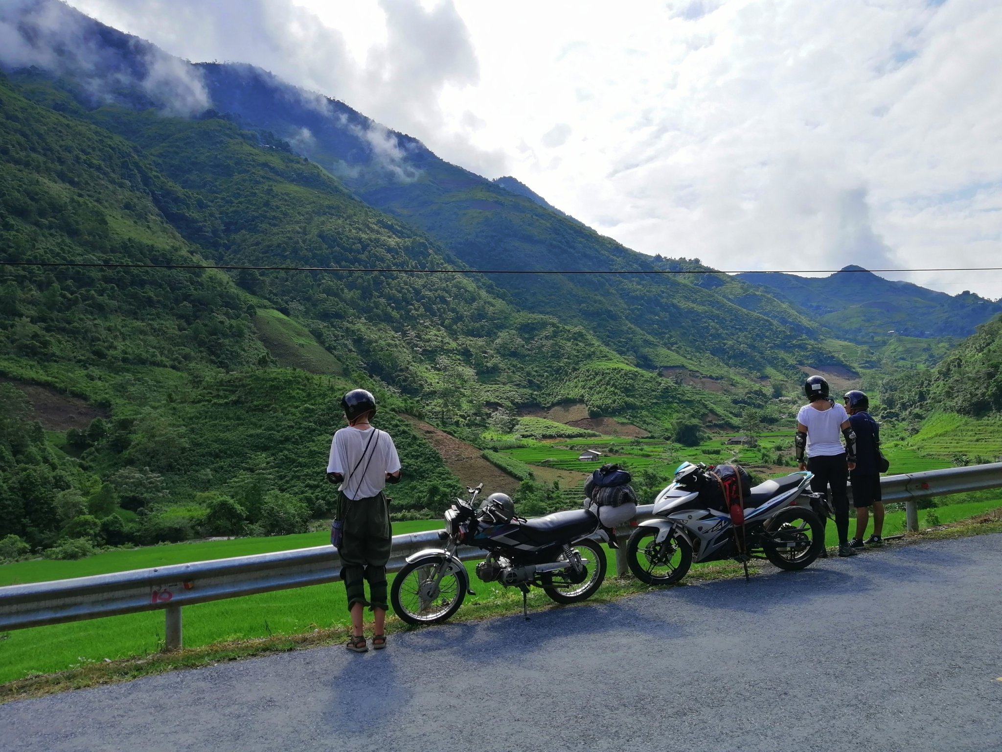 tourists-on-ha-giang-loop-with-motorbikes