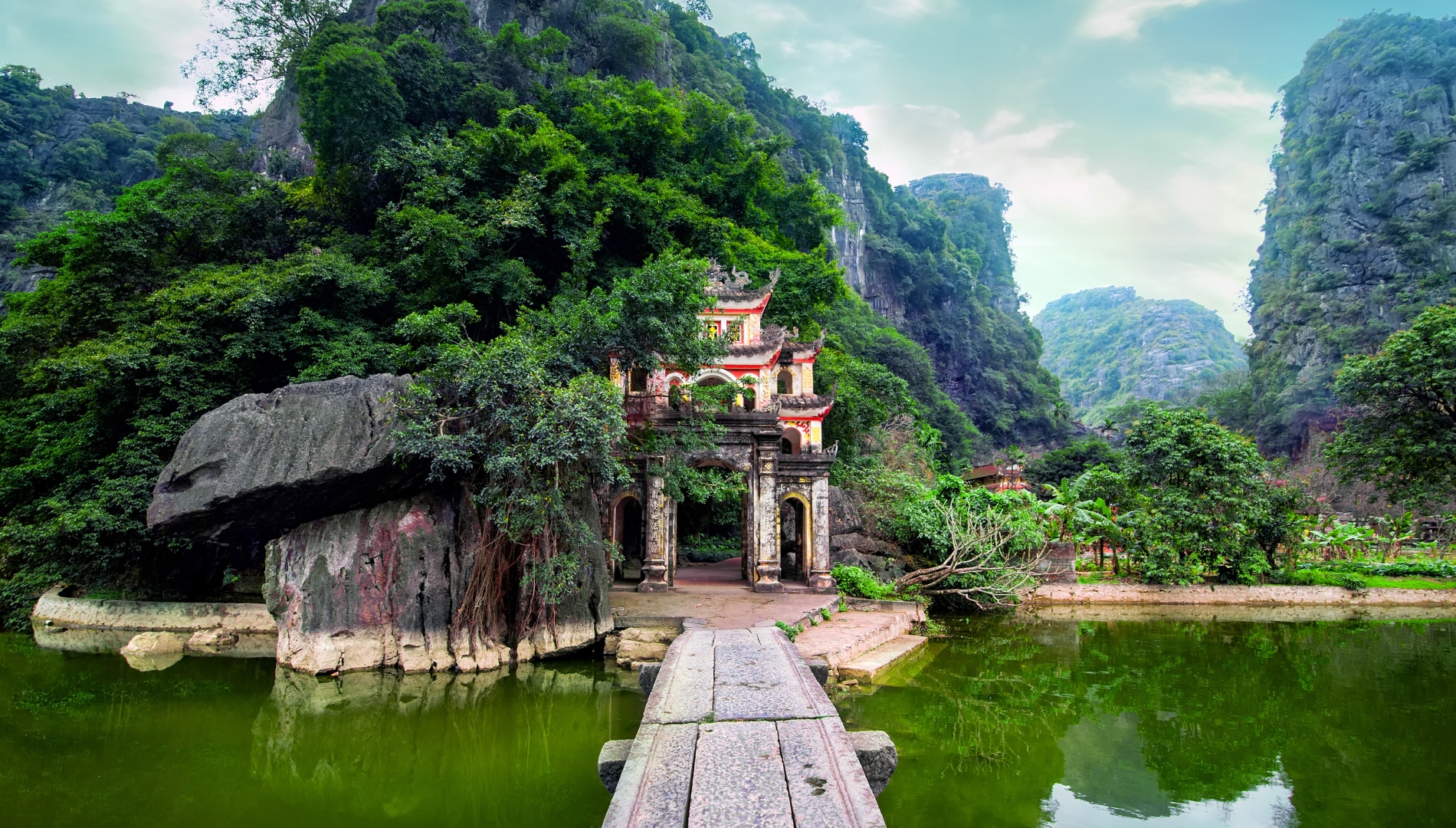 Mai Chau - Pu Luong - Ninh Binh Tour in 4 Days 3 Nights 1 Tour3 bicdong