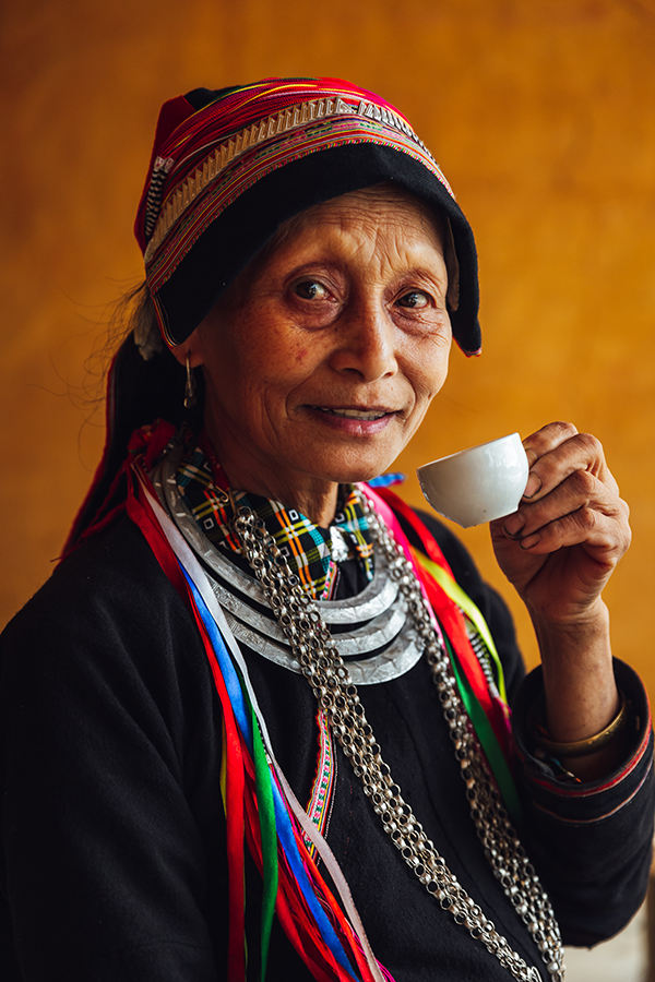 Dao-ethnic-woman-drinking-tea-in-nam-dam-village