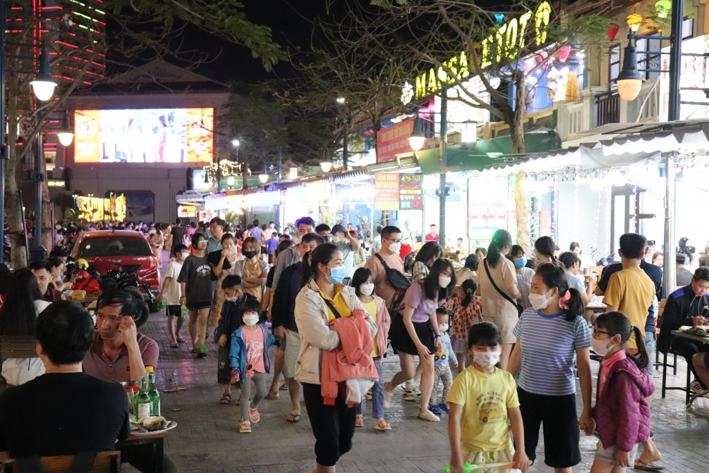 Ha Long Bay nightlife: Nigh Walking street