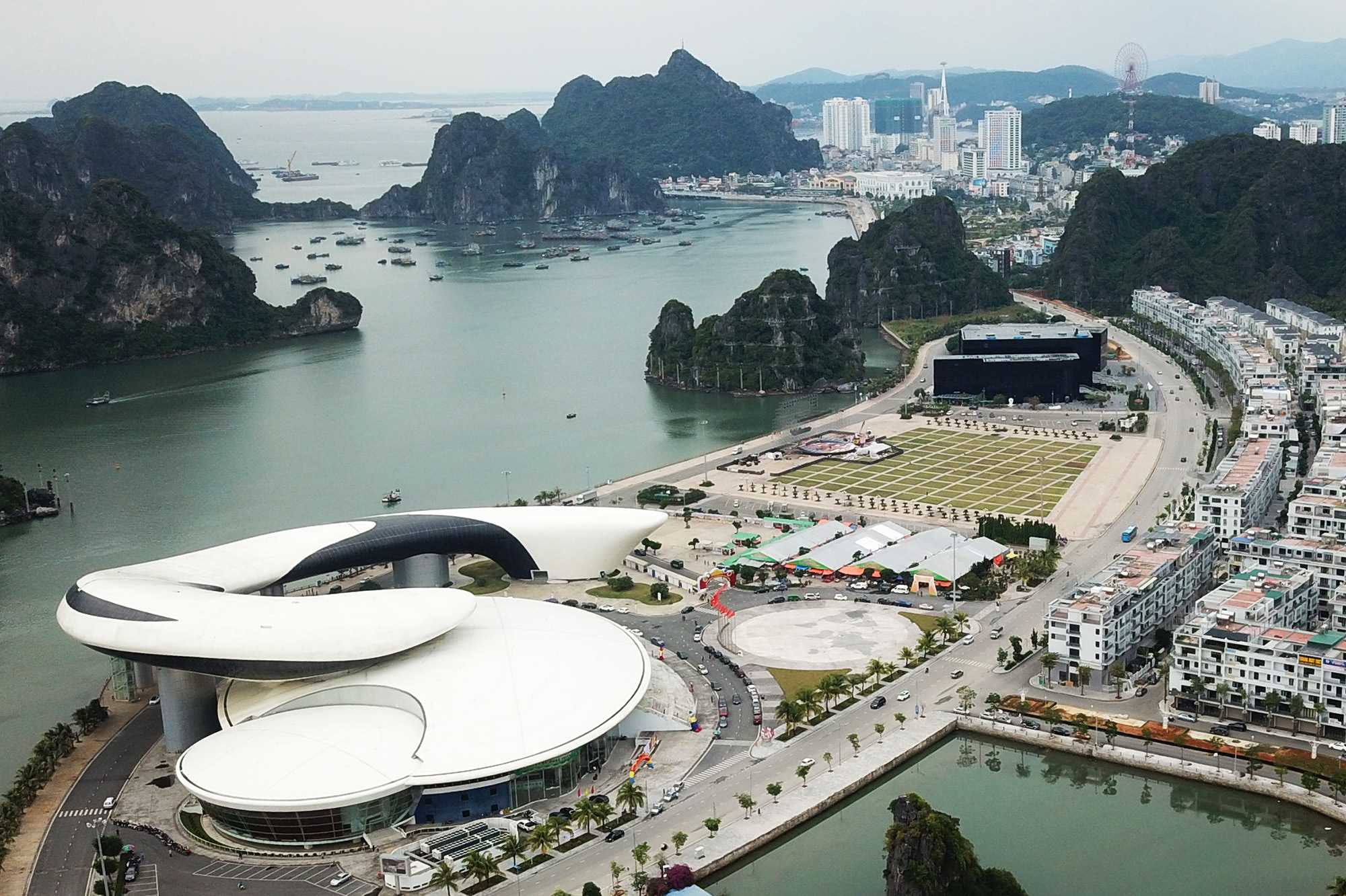 Ha long bay nightlife: square 30/10