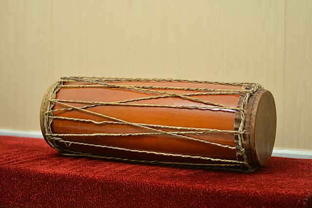 Vietnamese musical instruments: Trong Com (Cylindrical drum)