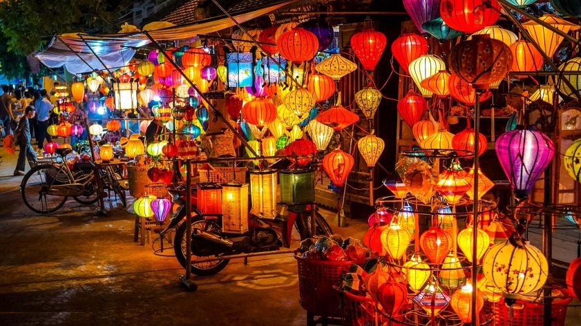Nguyen Hoang night market Hoi An