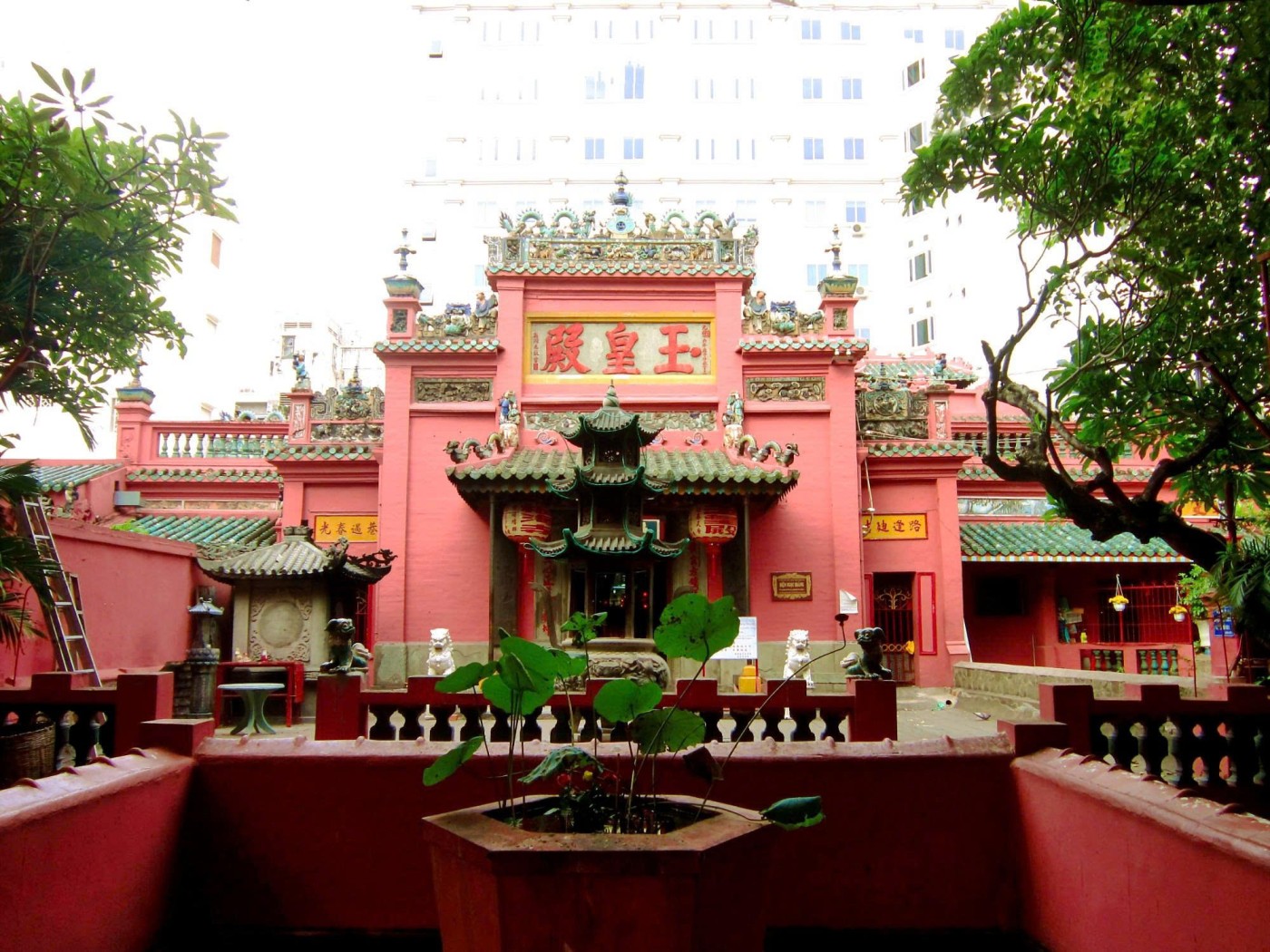 Temples in Ho Chi Minh: Jade Emperor Pagoda