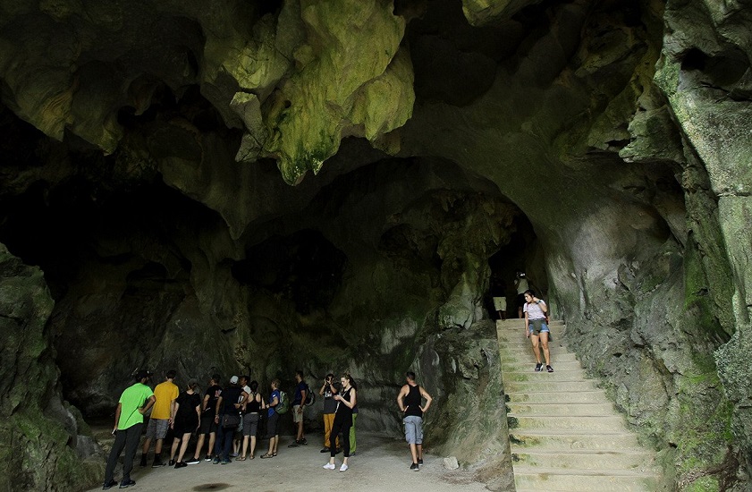 Trung Trang Cave: Discover the Most Impressive Cave in the Cat Ba Island