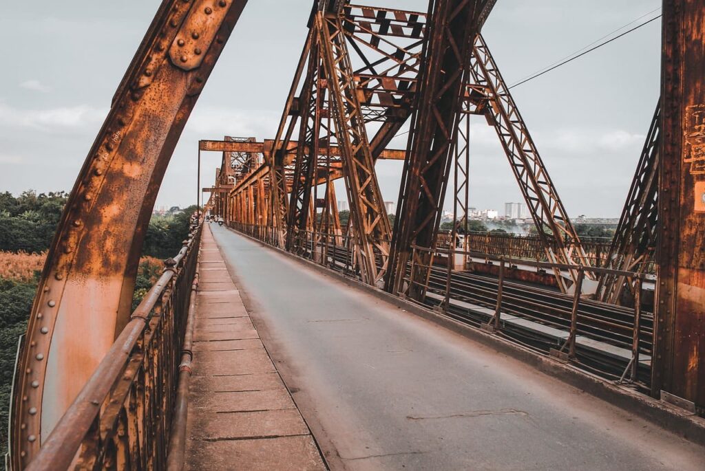 long bien bridge recalls the Cold War time